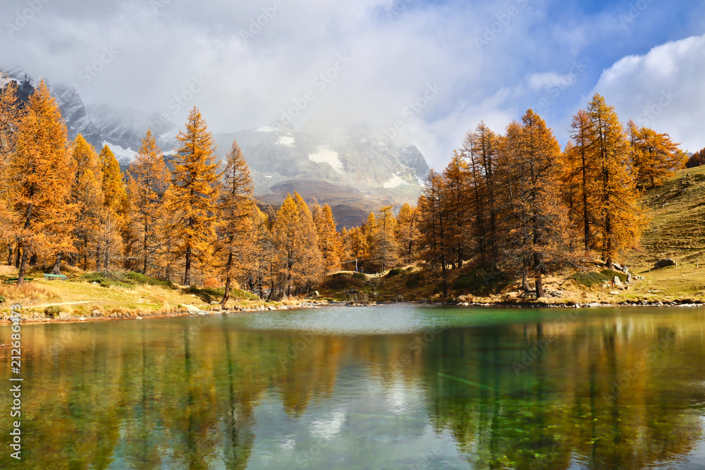 Alpi, Italia - Lago Blu in autunno. Riflessi d'acqua