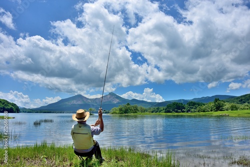 Tableau sur toile 夏の湖畔・のんびりと釣りをする男性
