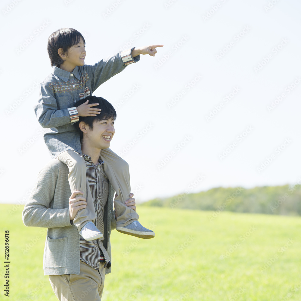 肩車をする親子 Stock Photo Adobe Stock