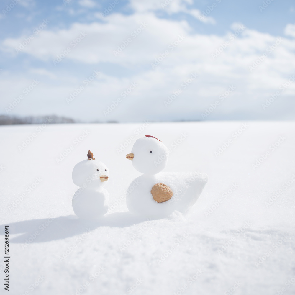 雪で作ったニワトリとヒヨコ