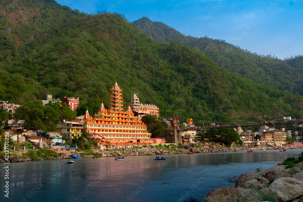 Φωτογραφία View of Ganga river embankment, Lakshman Jhula bridge and Tera Manzil Temple, Tr