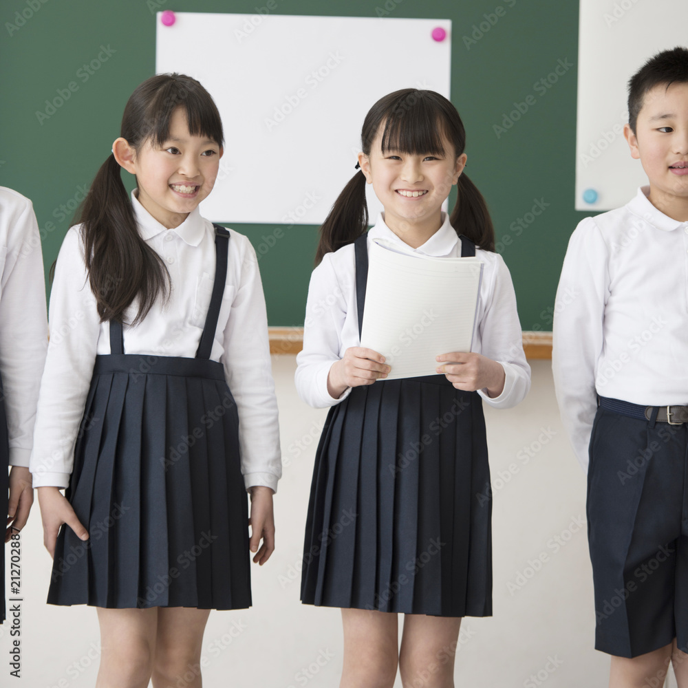 発表をする小学生