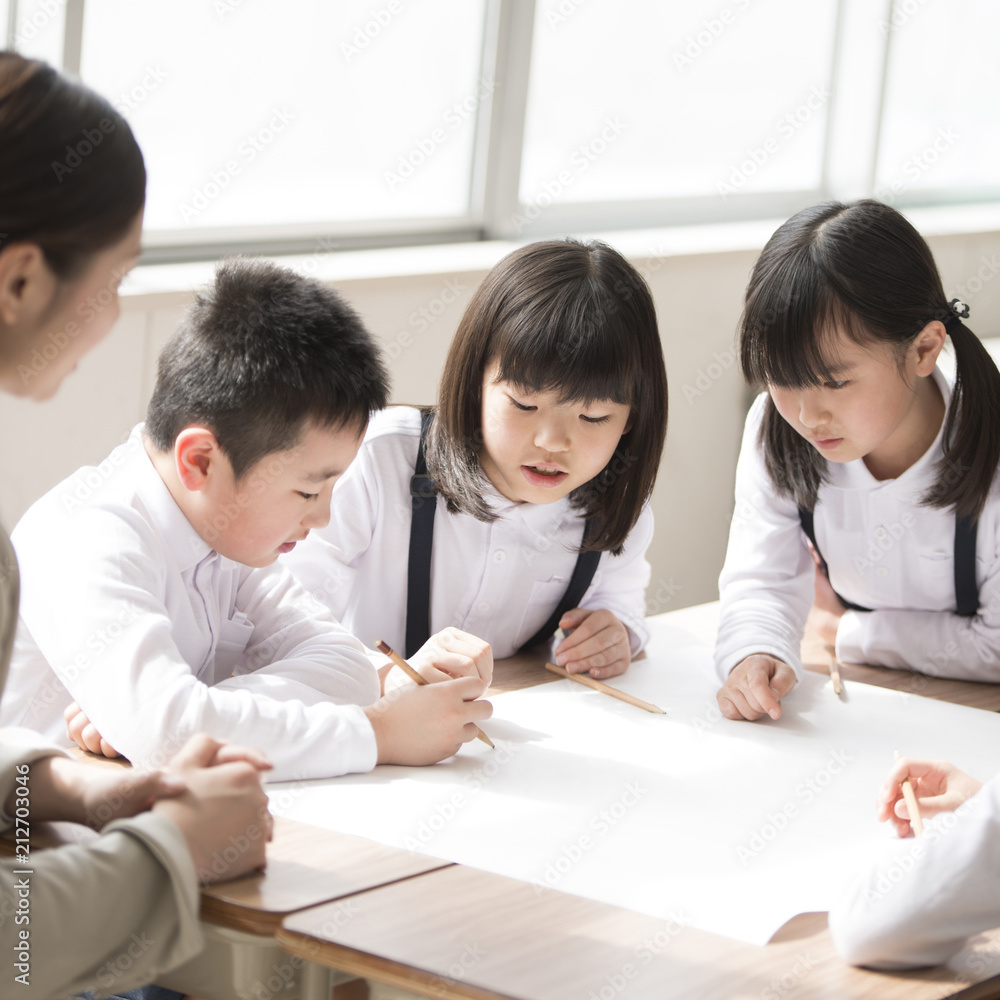 グループ学習をする小学生と先生 グループ学習をする小学生と先生
