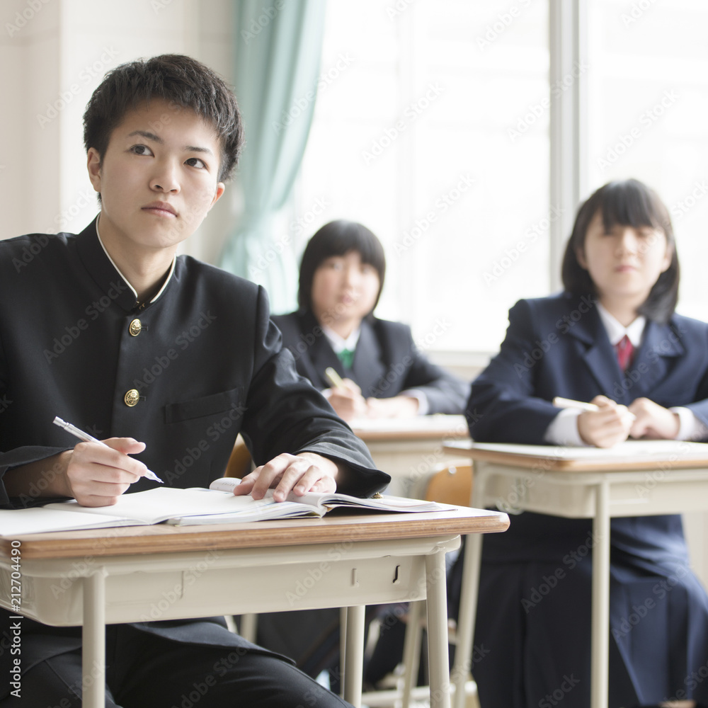 教室で勉強をする学生