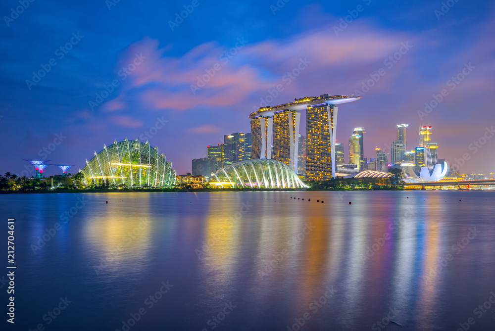 Naklejka premium Singapore city skyline and Marina Bay at night
