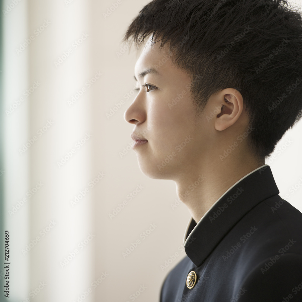 真剣な表情をする男子学生の横顔 Stock Photo Adobe Stock 真剣な表情をする男子学生の横顔 Stock Photo Adobe Stock