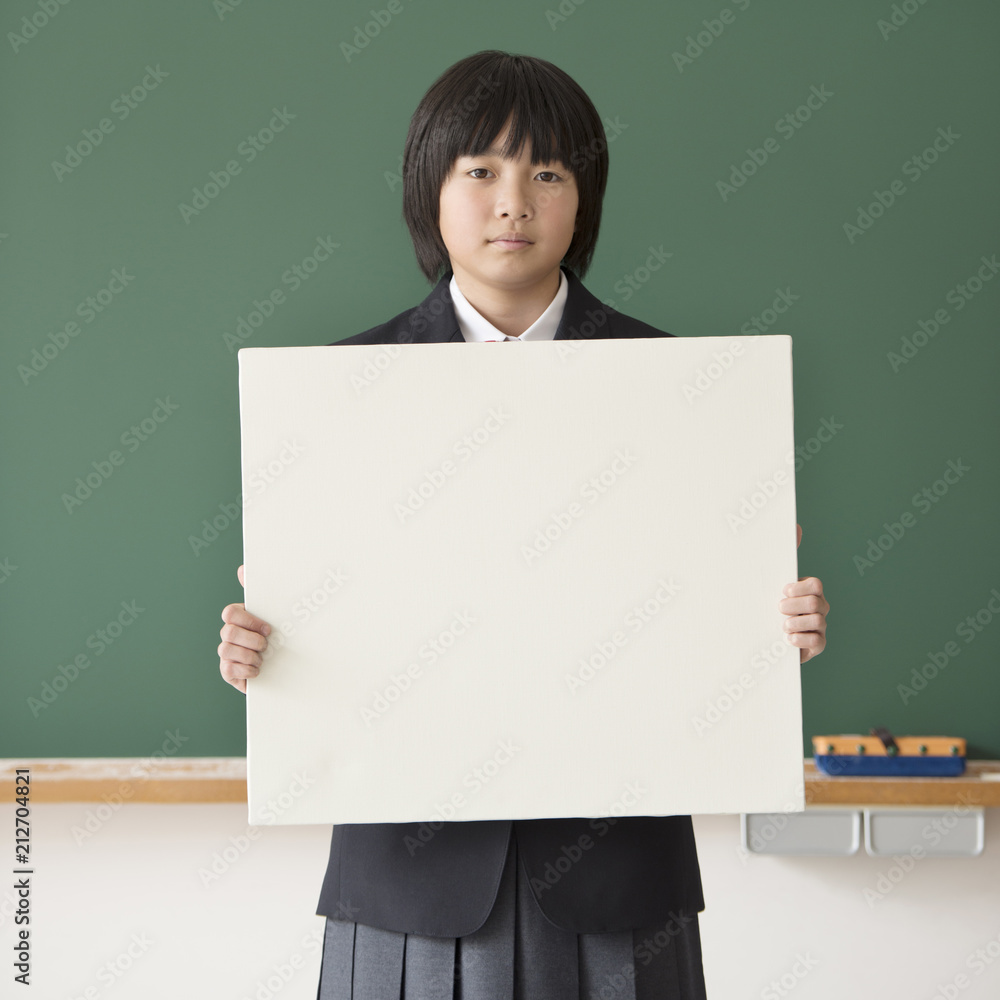 メッセージボードを持つ女子学生