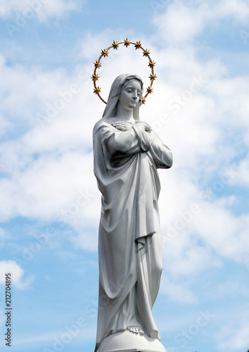 Obraz na płótnie Statue of Virgin Mary as a symbol of love and kindness near catholic church. w salonie
