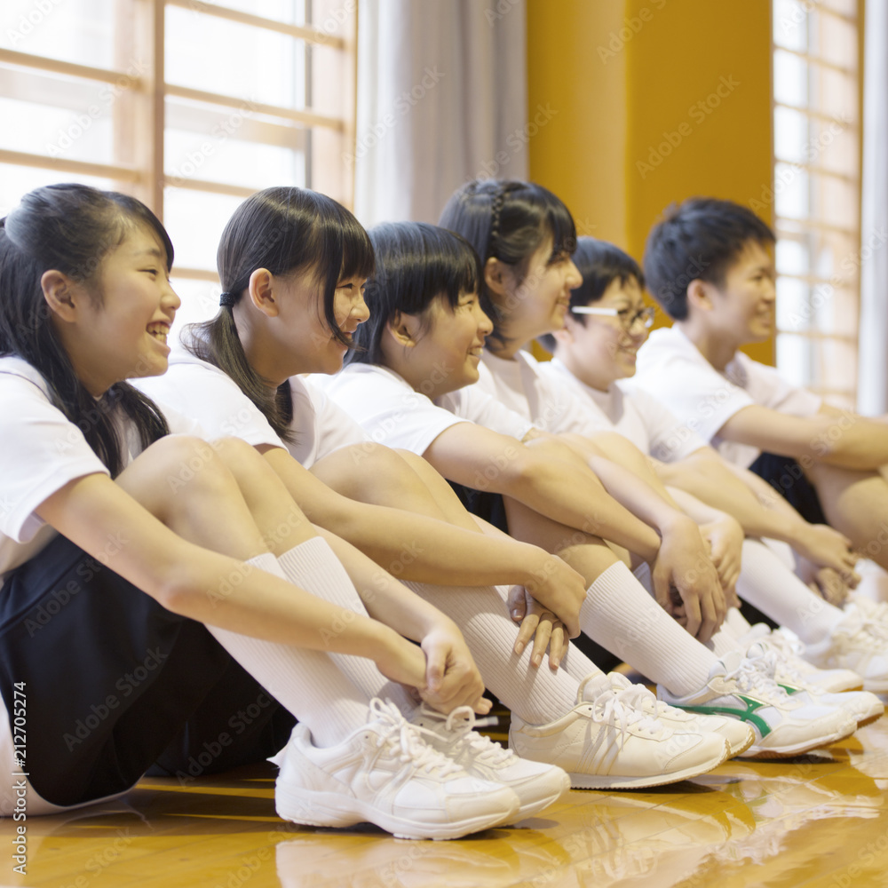 体育館で体育座りをする学生 Stock 写真 | Adobe Stock