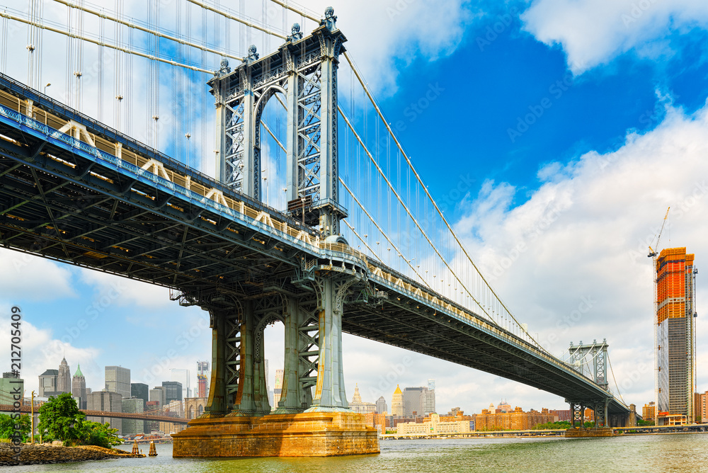 Obraz premium New York view of the Lower Manhattan and the Manhattan Bridge across the East River.