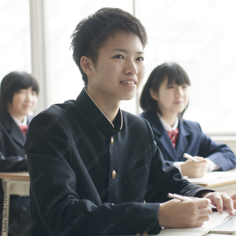 教室で勉強をする学生 教室で勉強をする学生