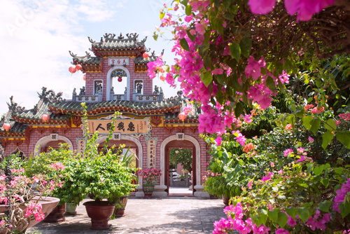 Fotografie Phuc Kien Assembly Hall & bougainvillea flowers in Hoi An, Vietnam　ホイアンの福建会館とブーゲ
