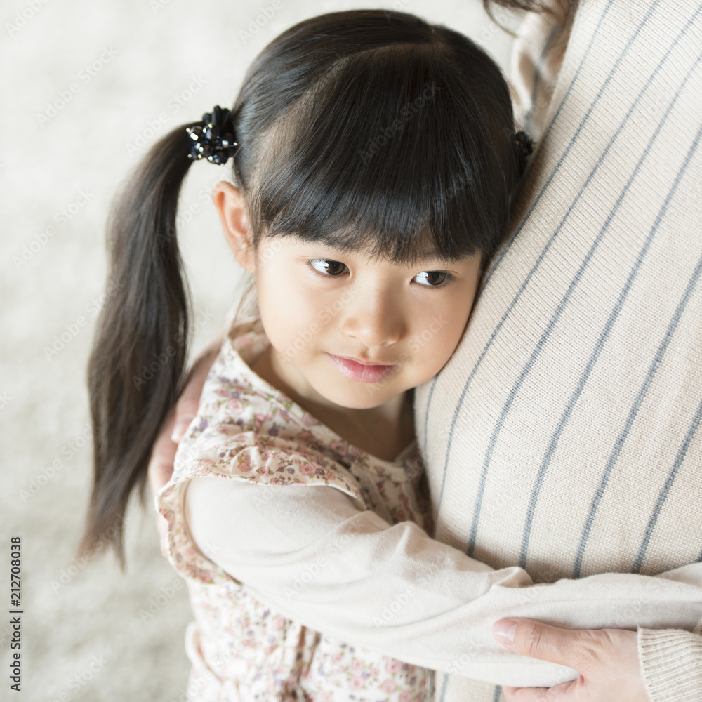 母親に抱きつく女の子 Stock 写真 Adobe Stock 母親に抱きつく女の子 Stock 写真 Adobe Stock