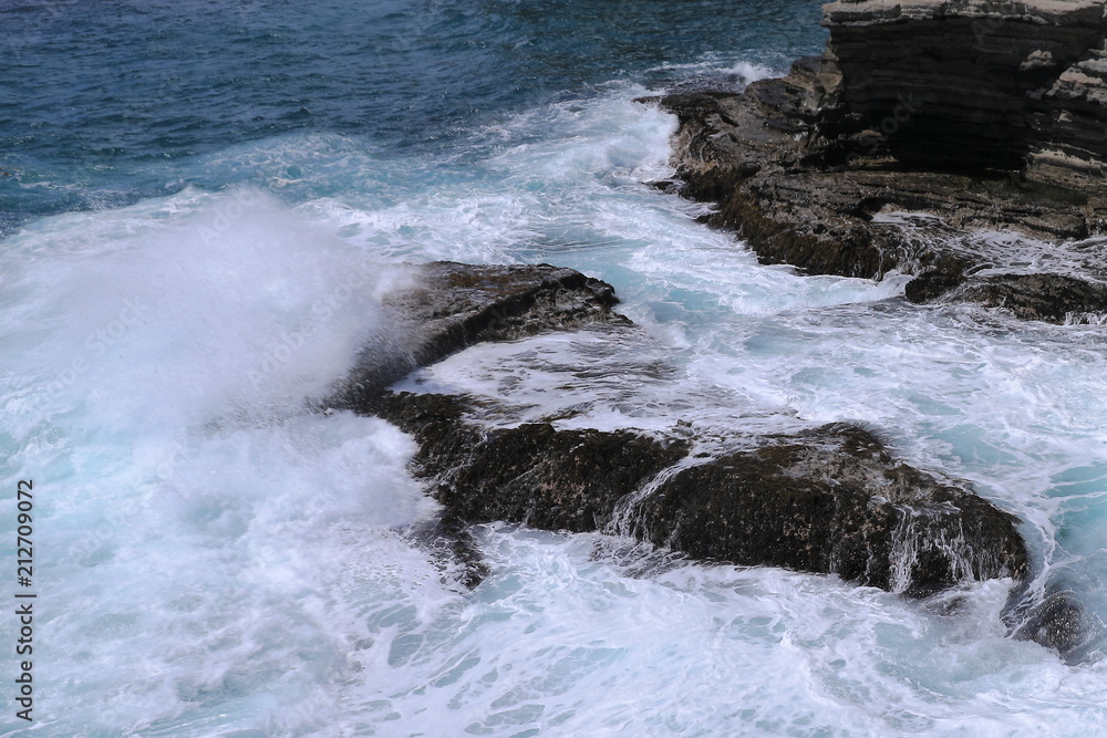 Big Waves clash against rocks  岩に砕ける大波