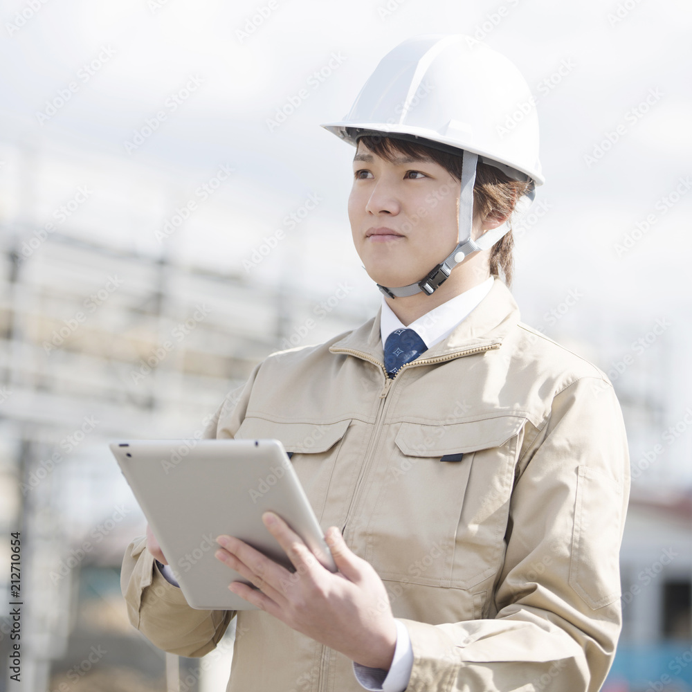 工事現場でタブレットpcを持つ作業員 Stock Photo Adobe Stock