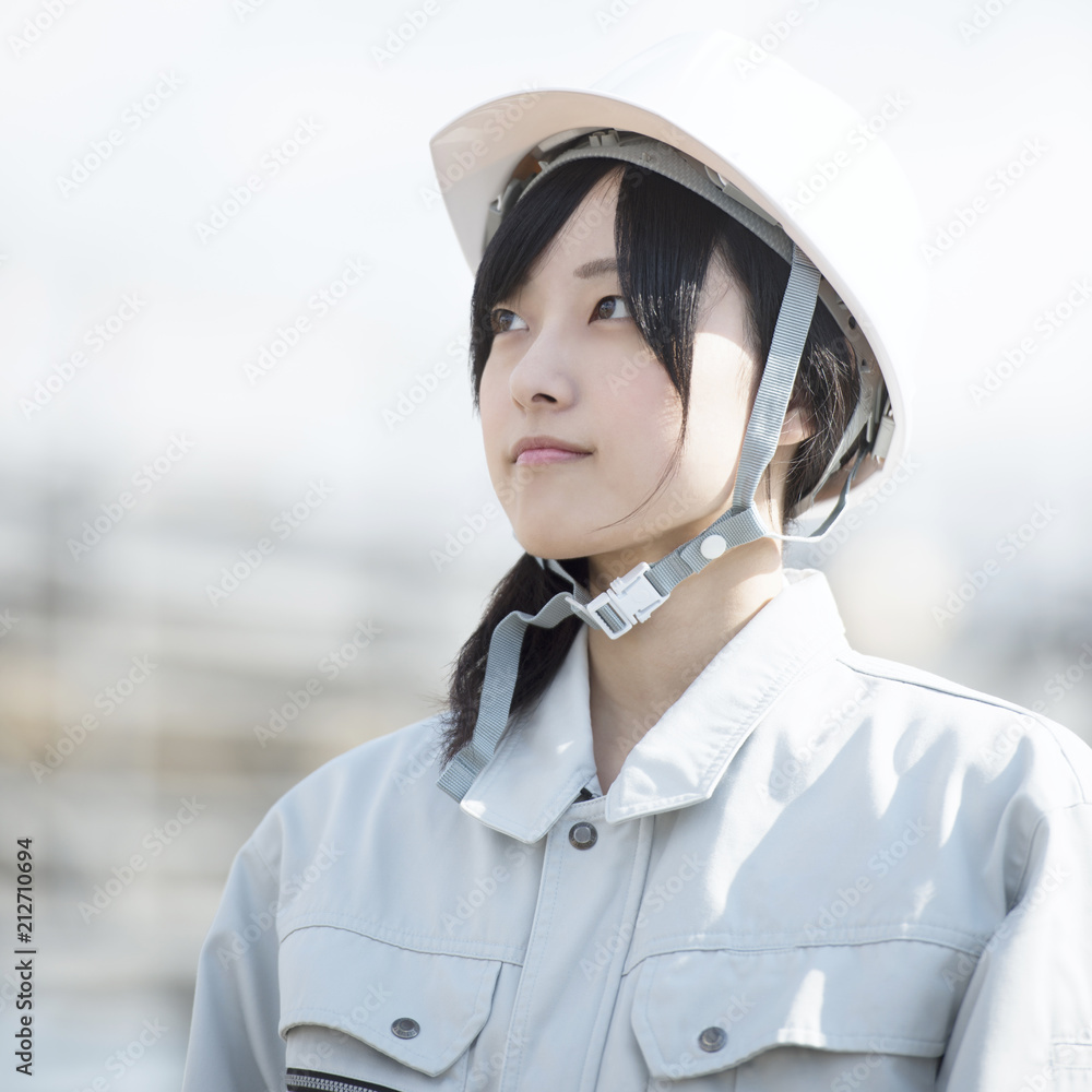 工事現場で空を見上げる作業員