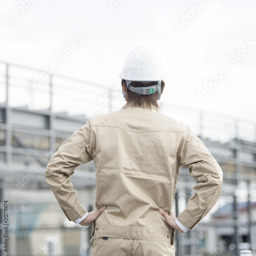 工事現場を眺める作業員の後姿 Stock Photo Adobe Stock
