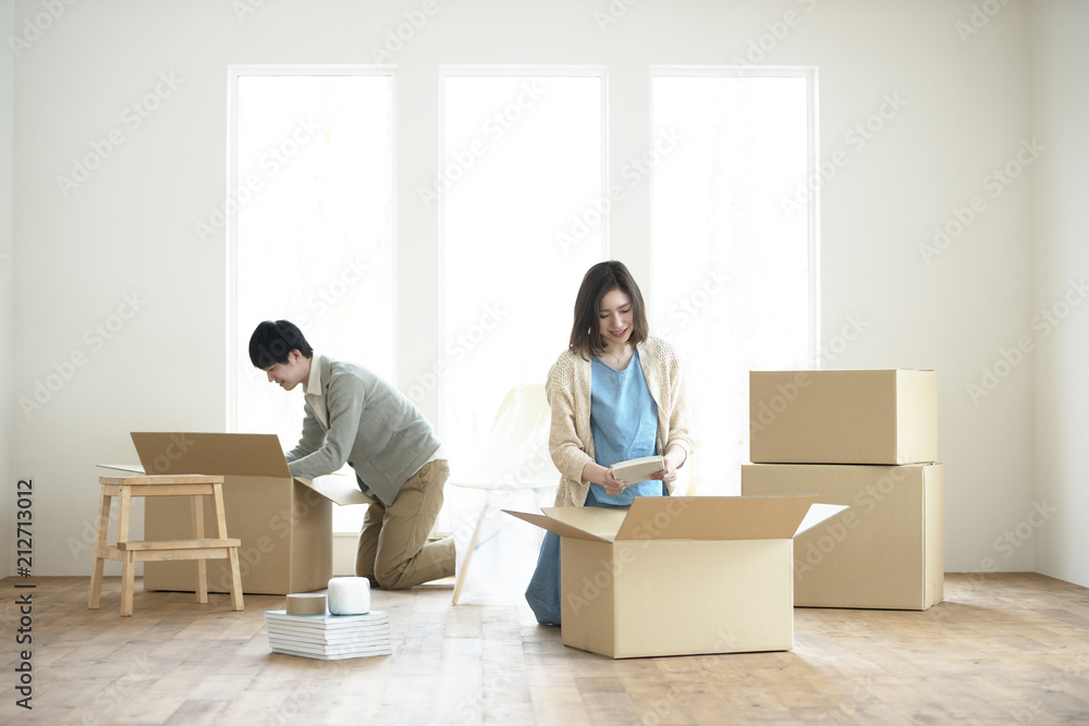 引越しの荷物の整理をする夫婦 引越しの荷物の整理をする夫婦