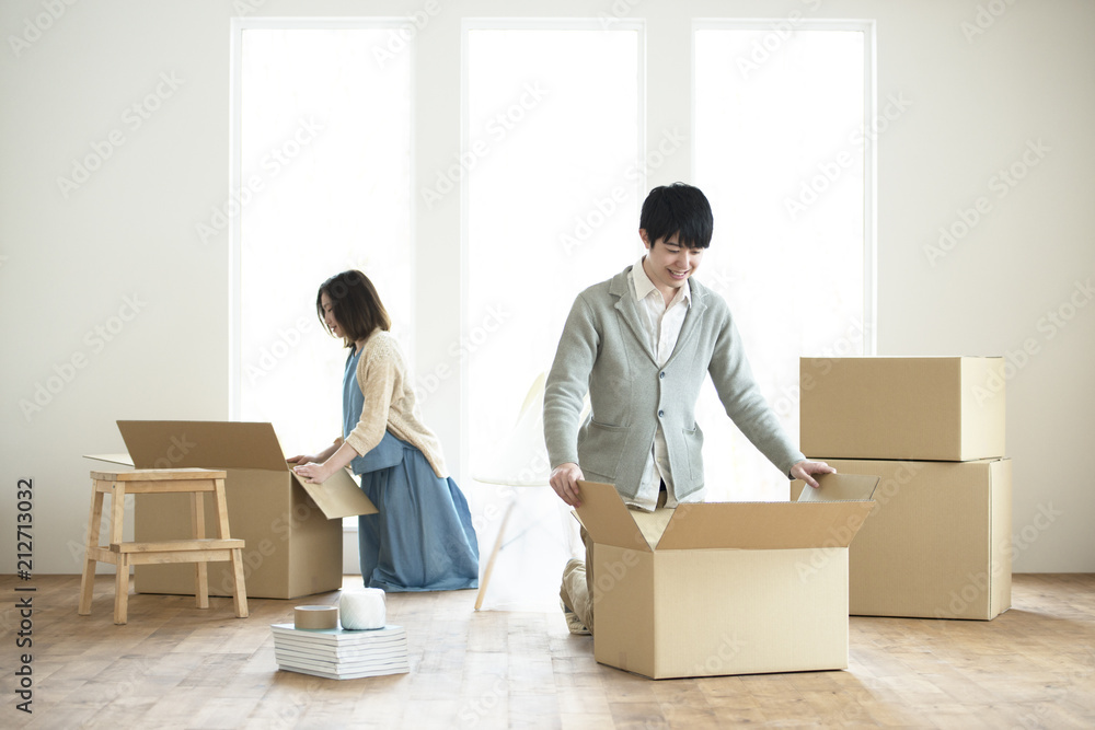 引越しの荷物の整理をする夫婦 引越しの荷物の整理をする夫婦