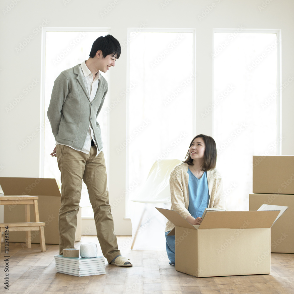 引越しの荷物の整理をする夫婦 引越しの荷物の整理をする夫婦