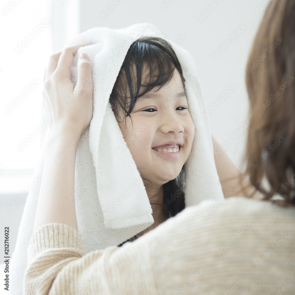 母親に髪を拭いてもらう女の子 母親に髪を拭いてもらう女の子