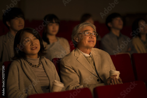 映画を見るシニア夫婦 photo