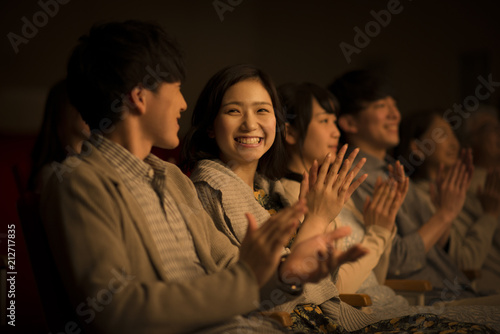 拍手をする観客