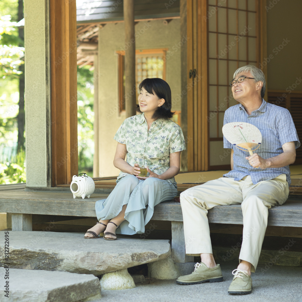縁側で涼むシニア夫婦 Stock-Foto | Adobe Stock