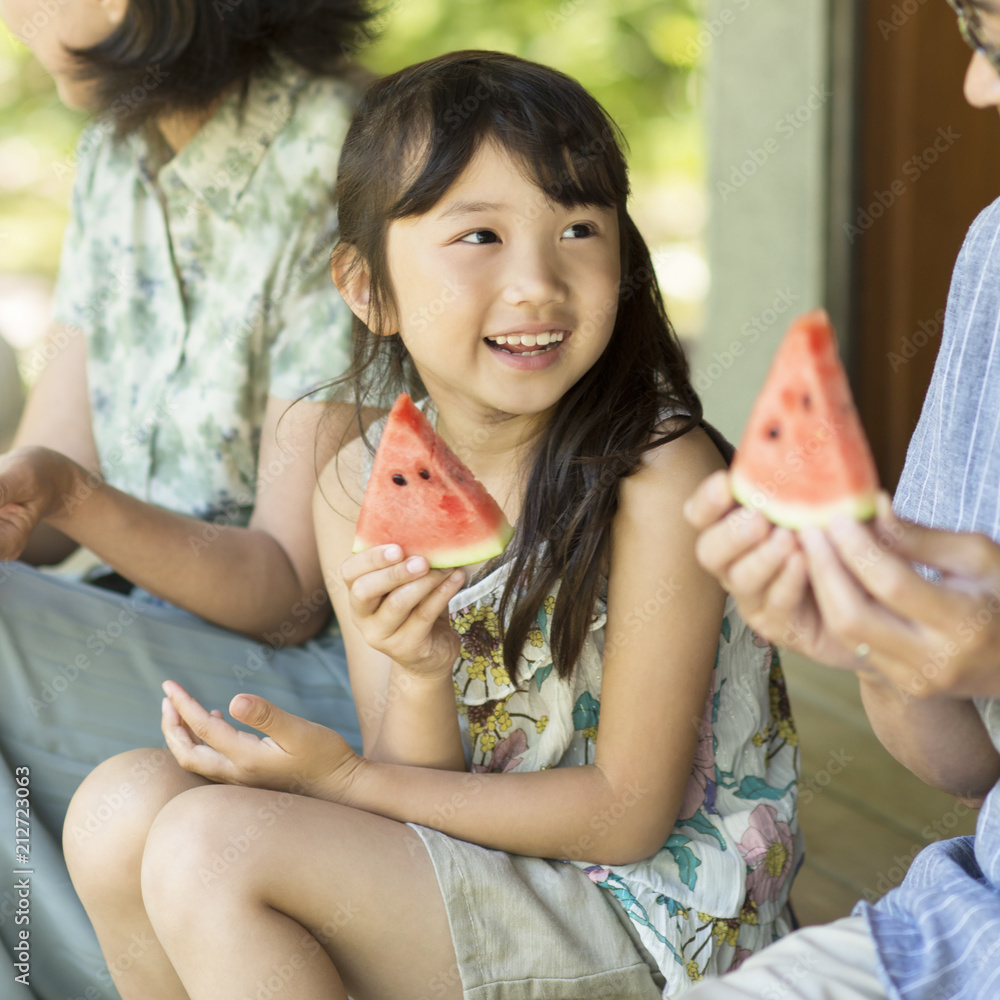 縁側でスイカを食べる女の子 Stock 写真 Adobe Stock