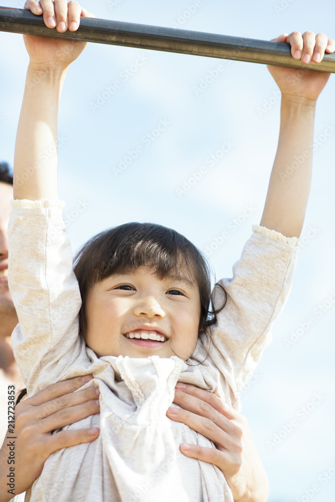 鉄棒にぶら下がる女の子 Stock 写真 Adobe Stock 鉄棒にぶら下がる女の子 Stock 写真 Adobe Stock