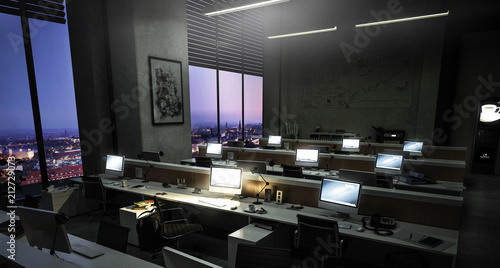 Bürokomplex - Großraumbüro mit mehreren Arbeitsplätzen am Abend photo