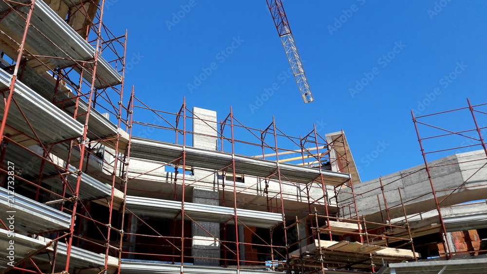 Cantiere edile in estate - costruire Cantiere edile in estate - costruire