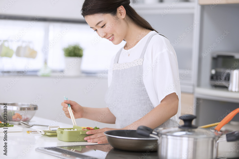 お弁当を作る女性