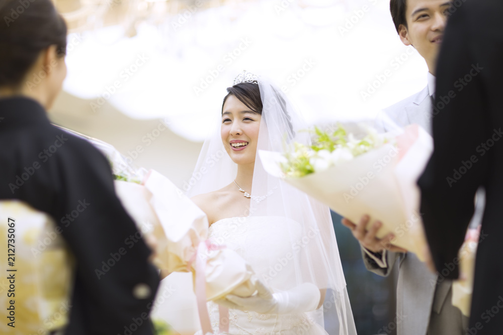 両親に花束を贈る新郎新婦 Stock Photo Adobe Stock