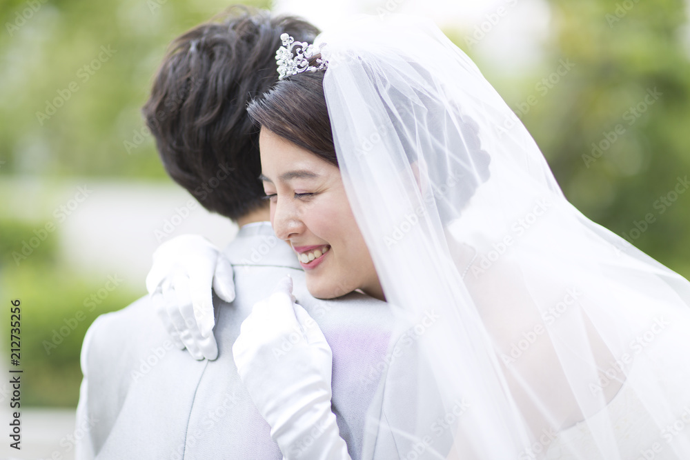 新郎にハグをする新婦 新郎にハグをする新婦