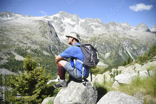 escursionista osserva il panorama