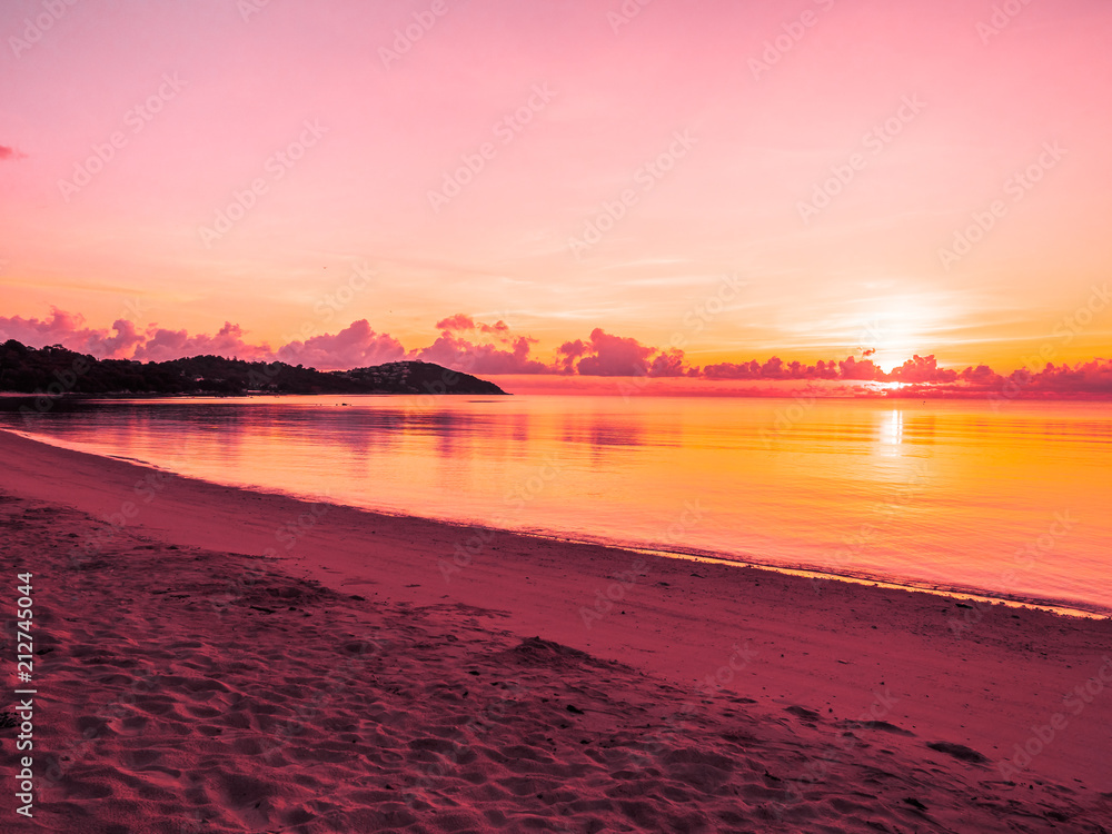 Naklejka premium Beautiful tropical beach and sea ocean landscape with cloud and sky at sunrise or sunset time