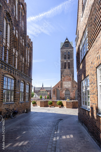 Turm der Marienkirche im gotischen Backstein-Ensemble aus Probsthaus bis zur Georgenkirche in Wismar photo