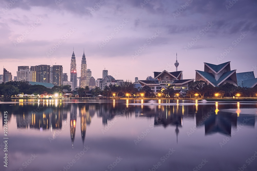 Fototapeta premium Nastrojowy wschód słońca w Kuala Lumpur