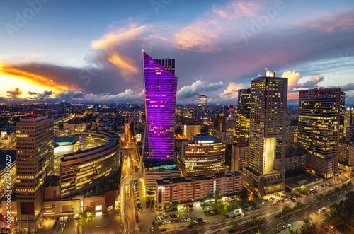 Obraz Warszawski miasto z nowożytnym drapaczem chmur przy zmierzchem, Polska