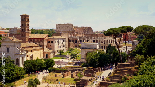 Φωτογραφία Ausblick vom Palatin hinab auf Forum Romanum im alten Rom mit Kolosseum und Ruin