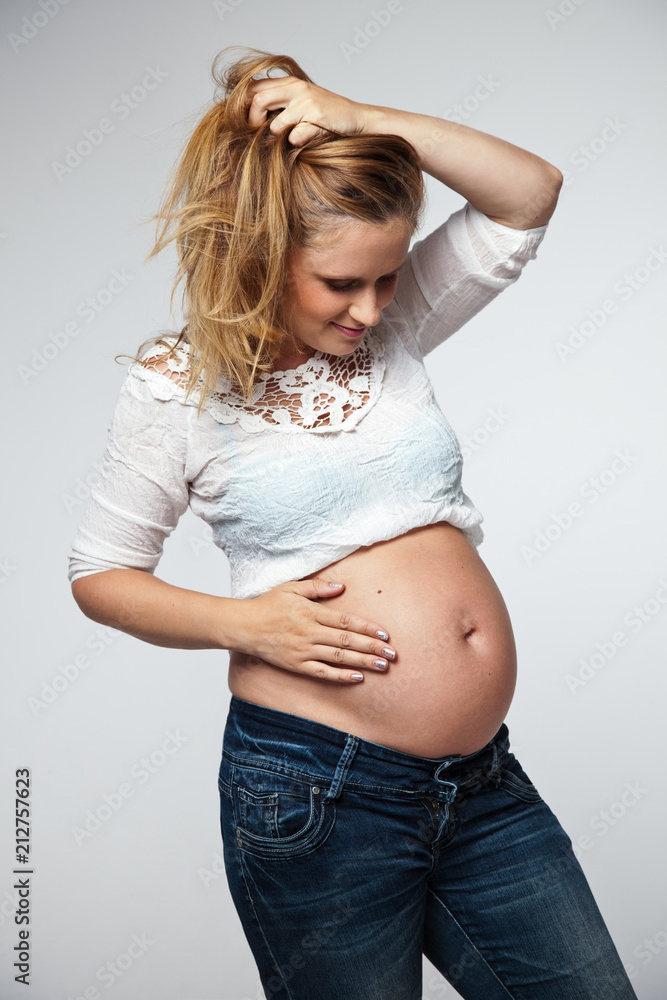 stolz auf dem Babybauch stolz auf dem Babybauch
