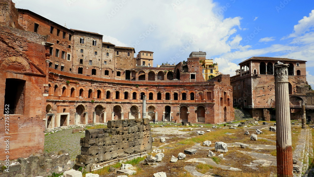 imposante Ansicht des Trajansforum in Rom - ein Markt aus der Römerzeit mit vielen Läden