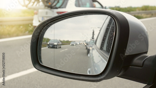 Stau auf der Autobahn Blick durch Rückspiegel