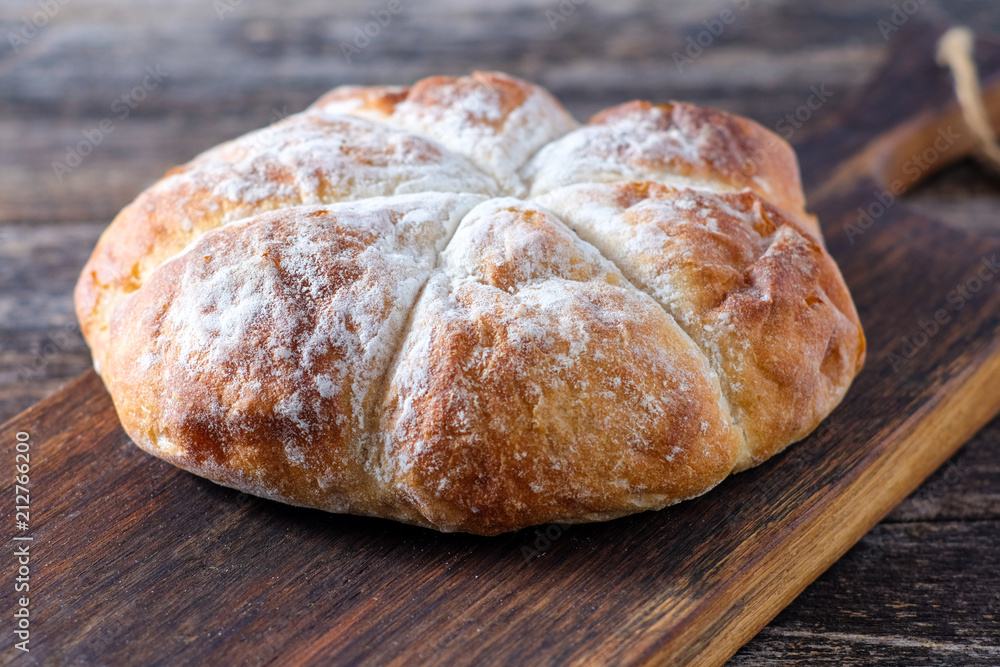Rustikales rundes Weizenbrot Rustikales rundes Weizenbrot