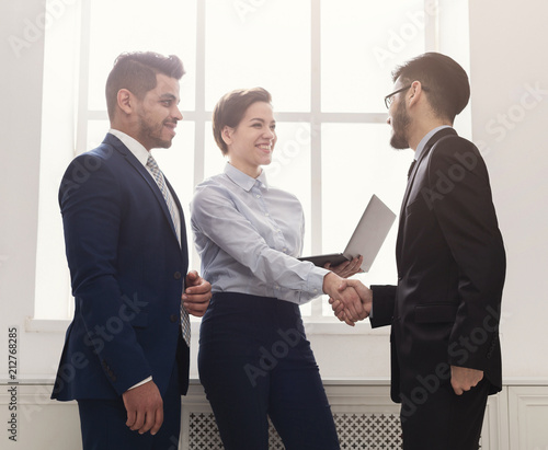 Canvas-taulu Business people handshake at first meeting