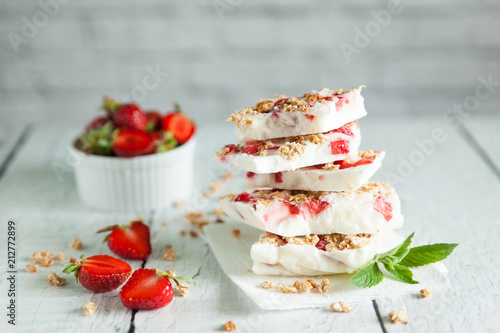Healthy frozen yogurt barks with strawberry and granola