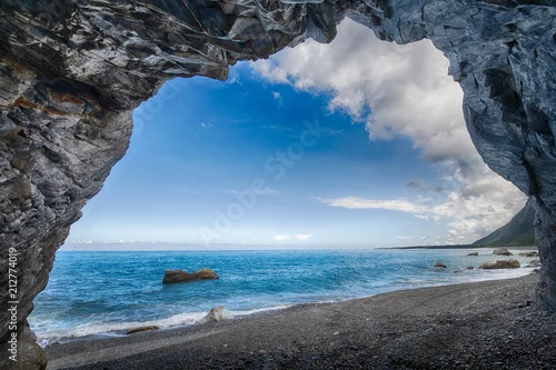 Fototapeta widok na ocean z jaskini