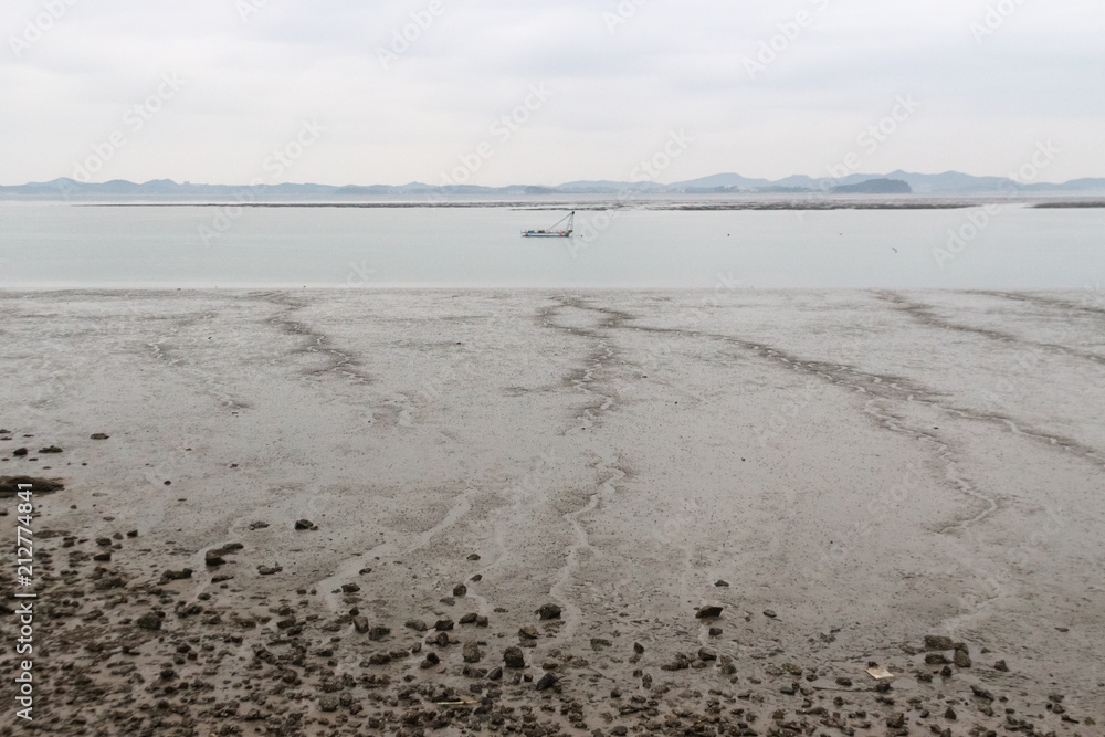 Obraz premium Foreshore at cloudy Jebu island Korea