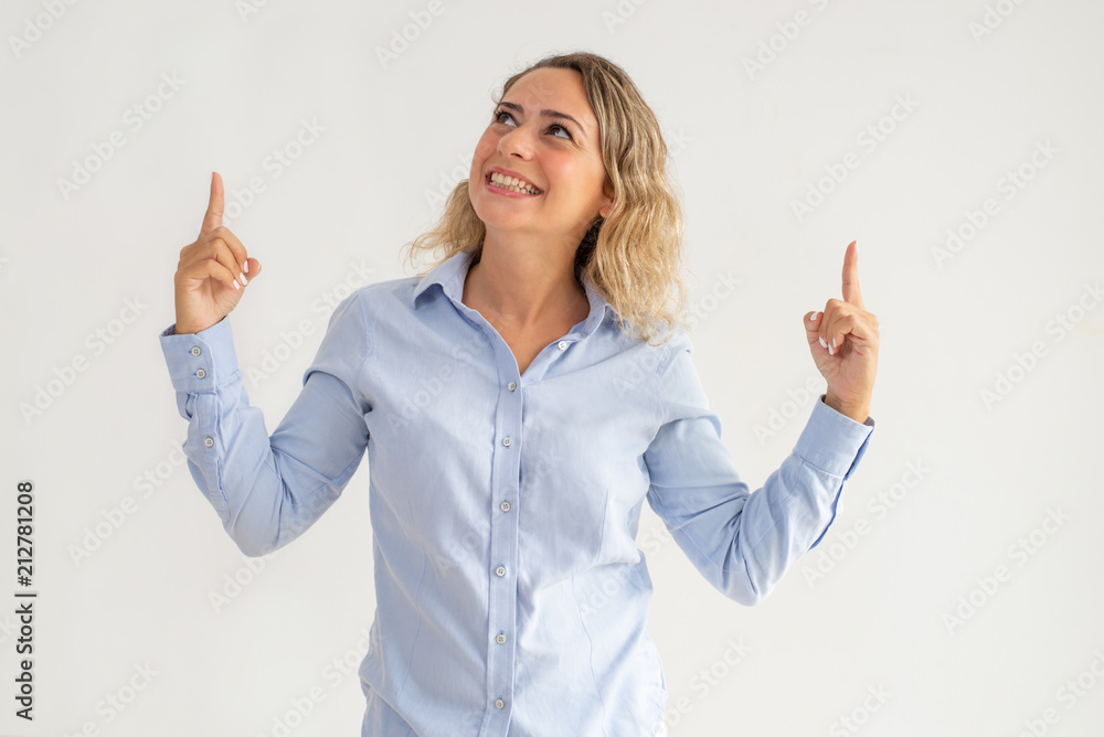 Φωτογραφία Portrait of cheerful businesswoman gesturing up with fingers